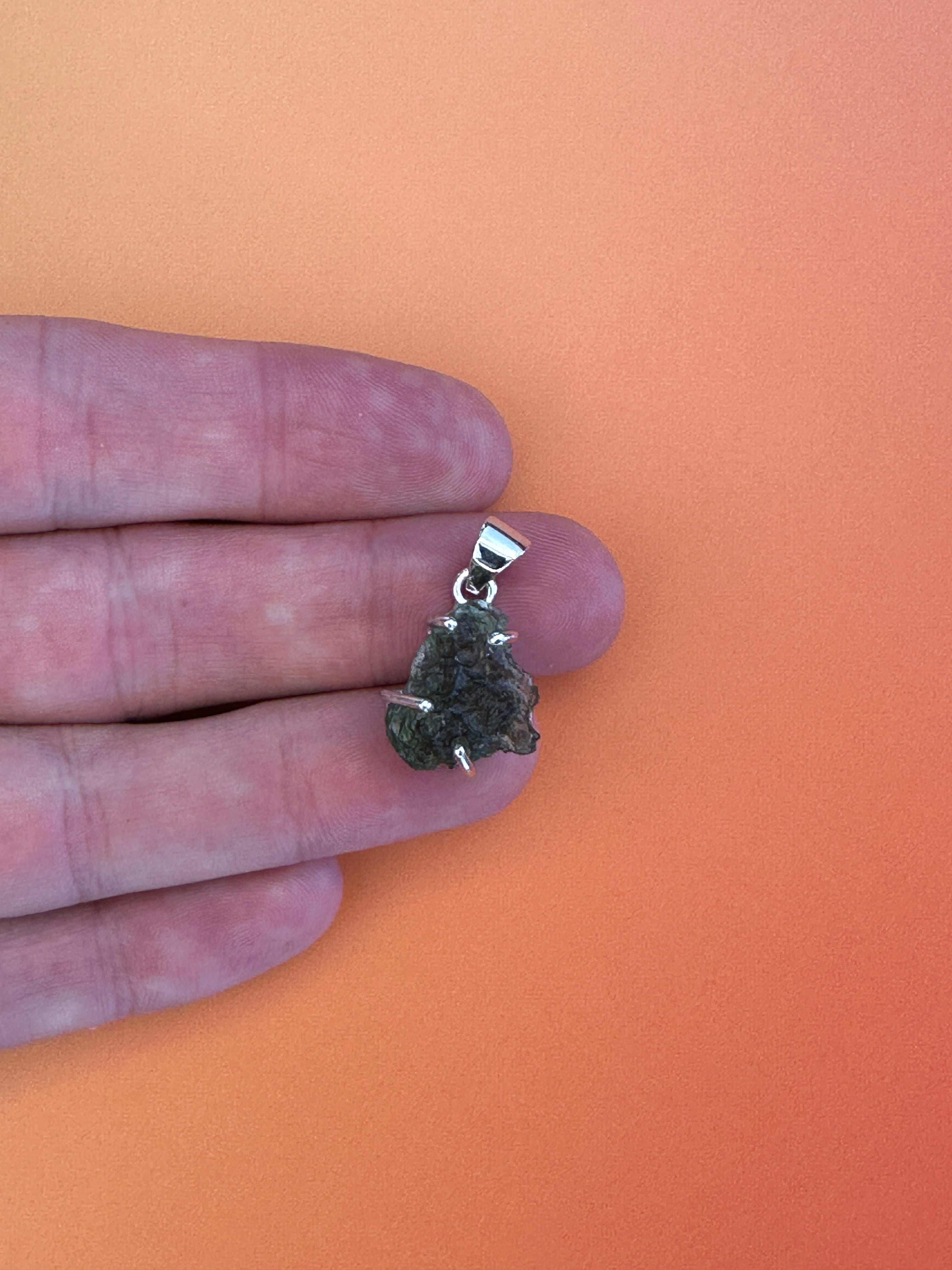 Moldavite - Necklace pendant - Rough