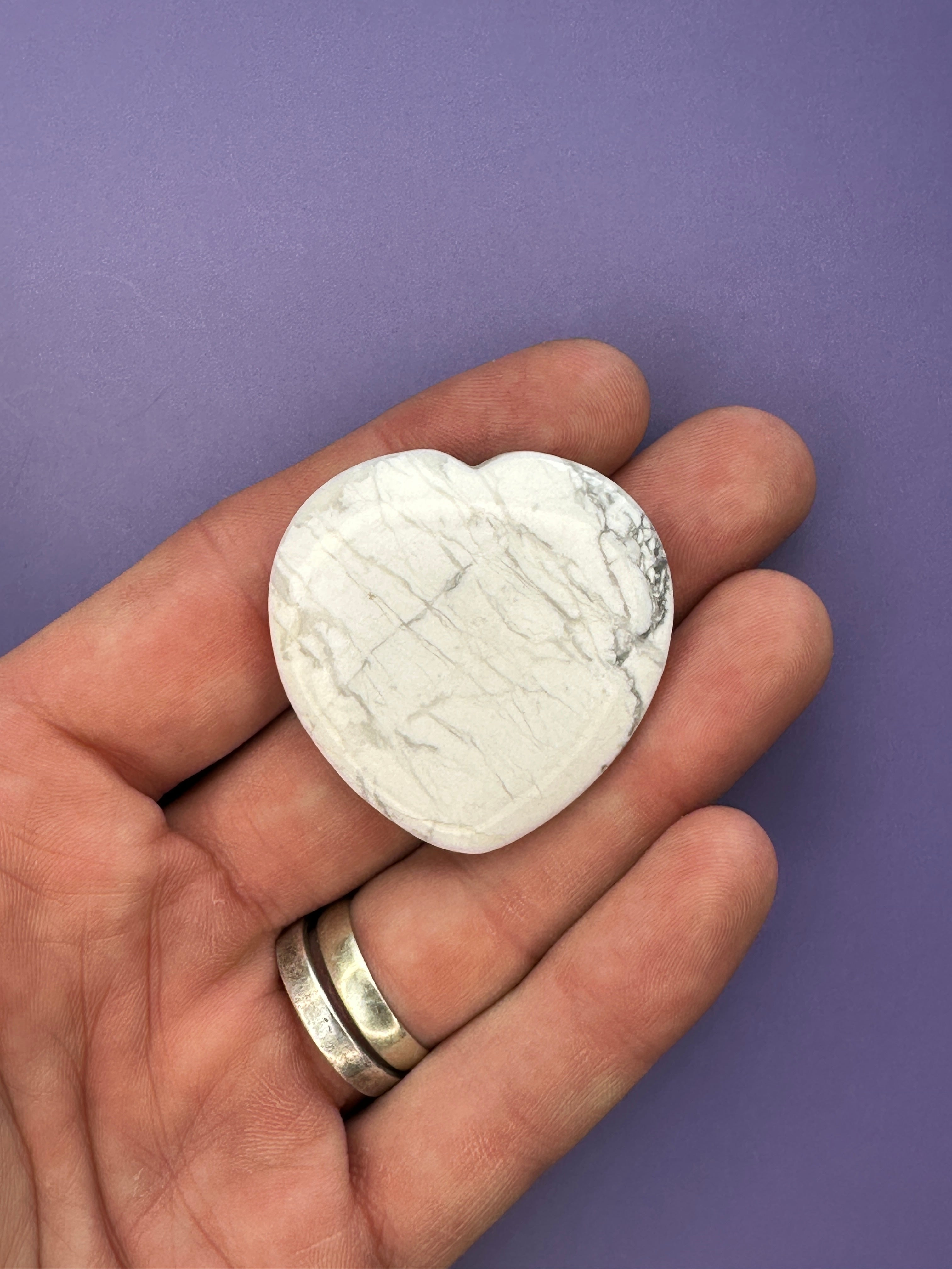 Howlite - Heart thumbstone