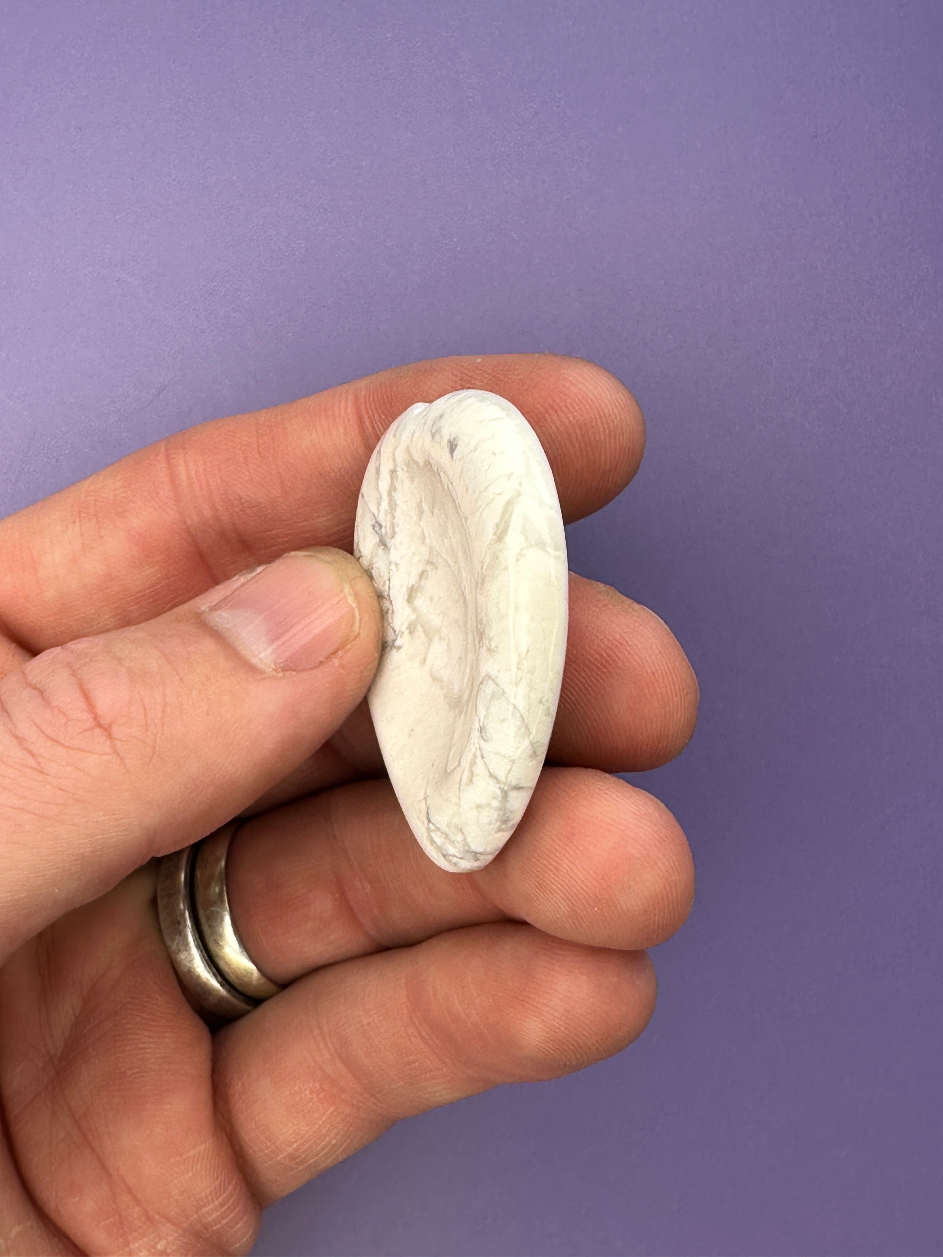 Howlite - Heart thumbstone