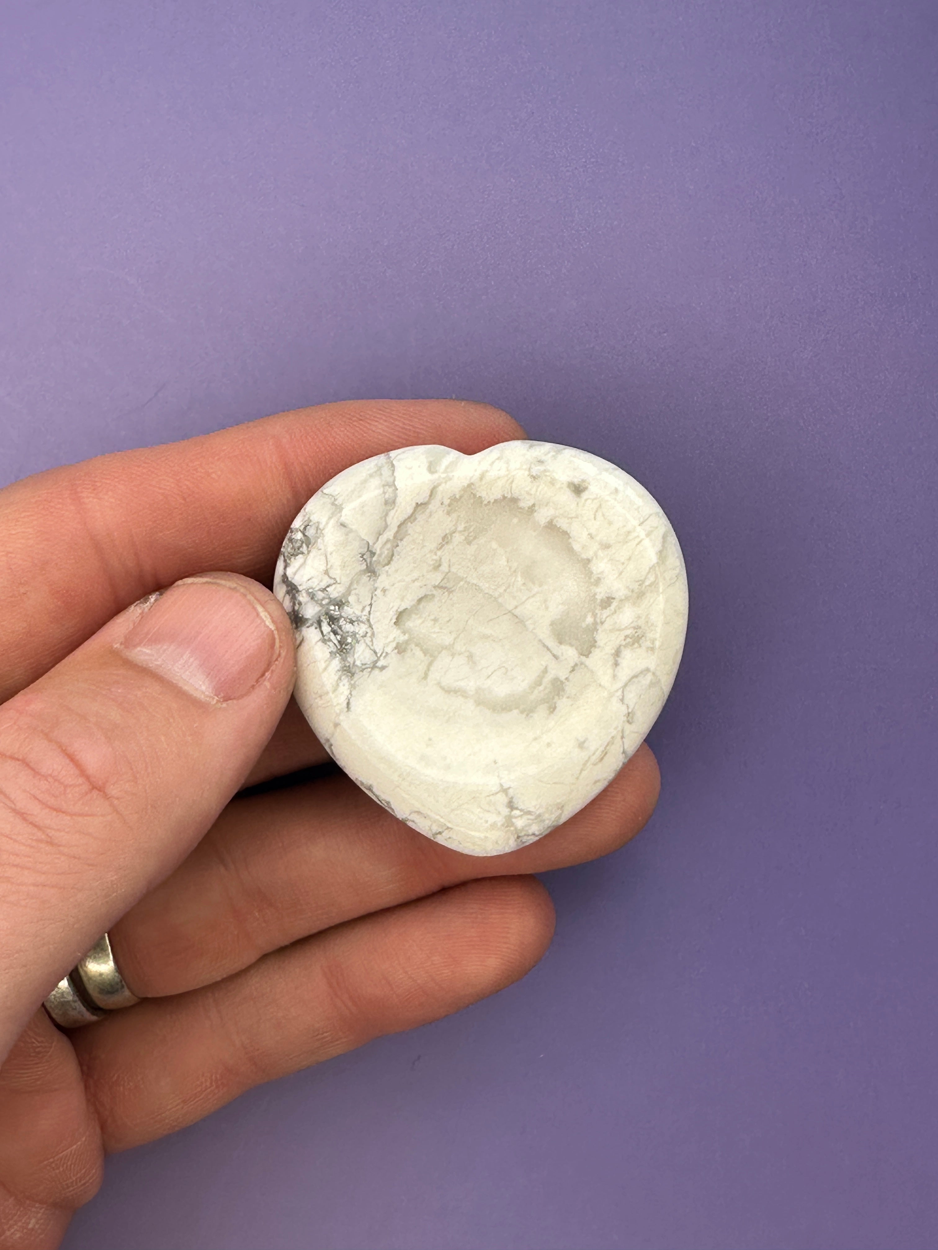 Howlite - Heart thumbstone