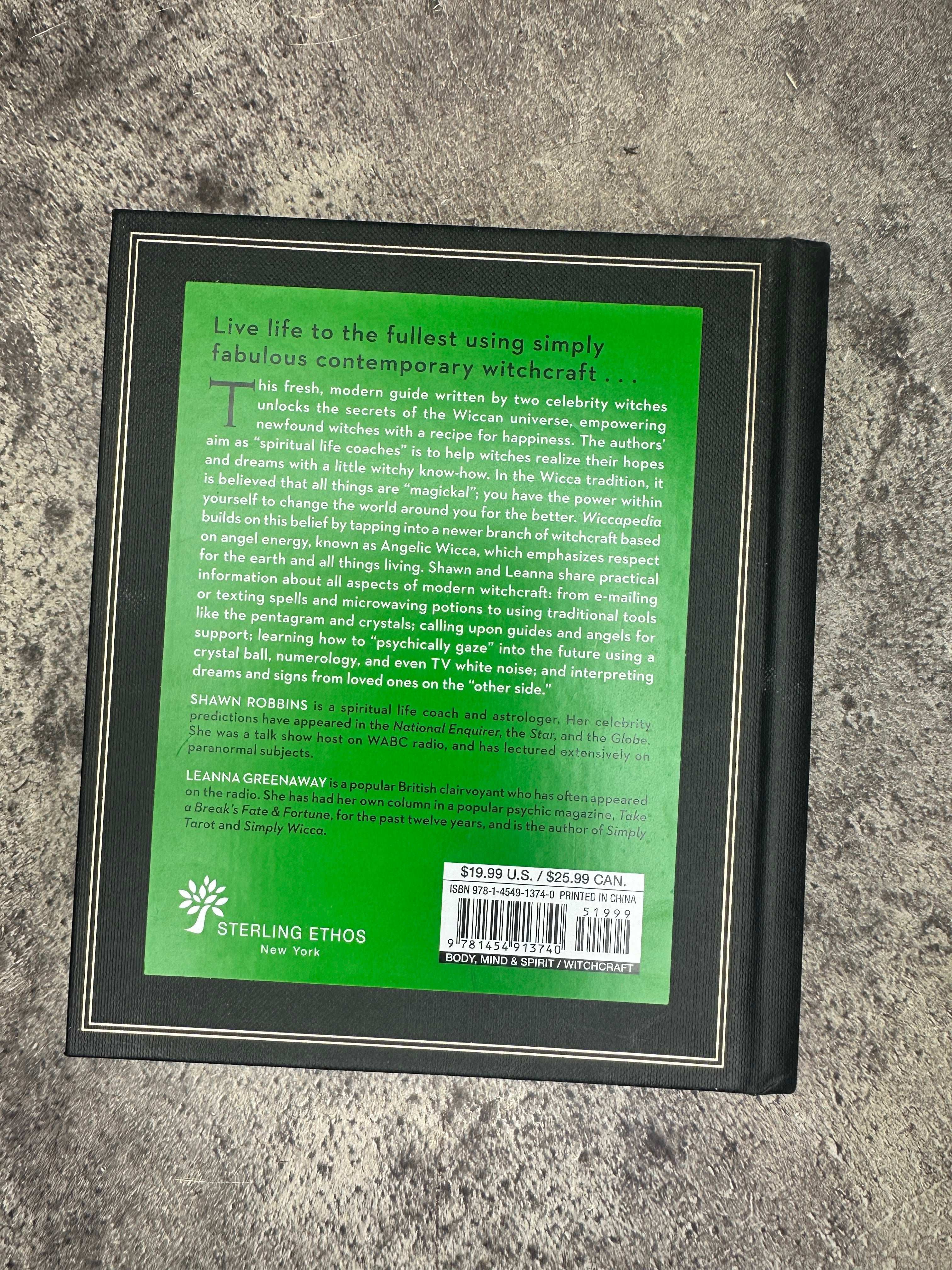 Wiccapedia: A Modern-Day White Witch's Guide - Shawn Robbins, Leanna Greenway