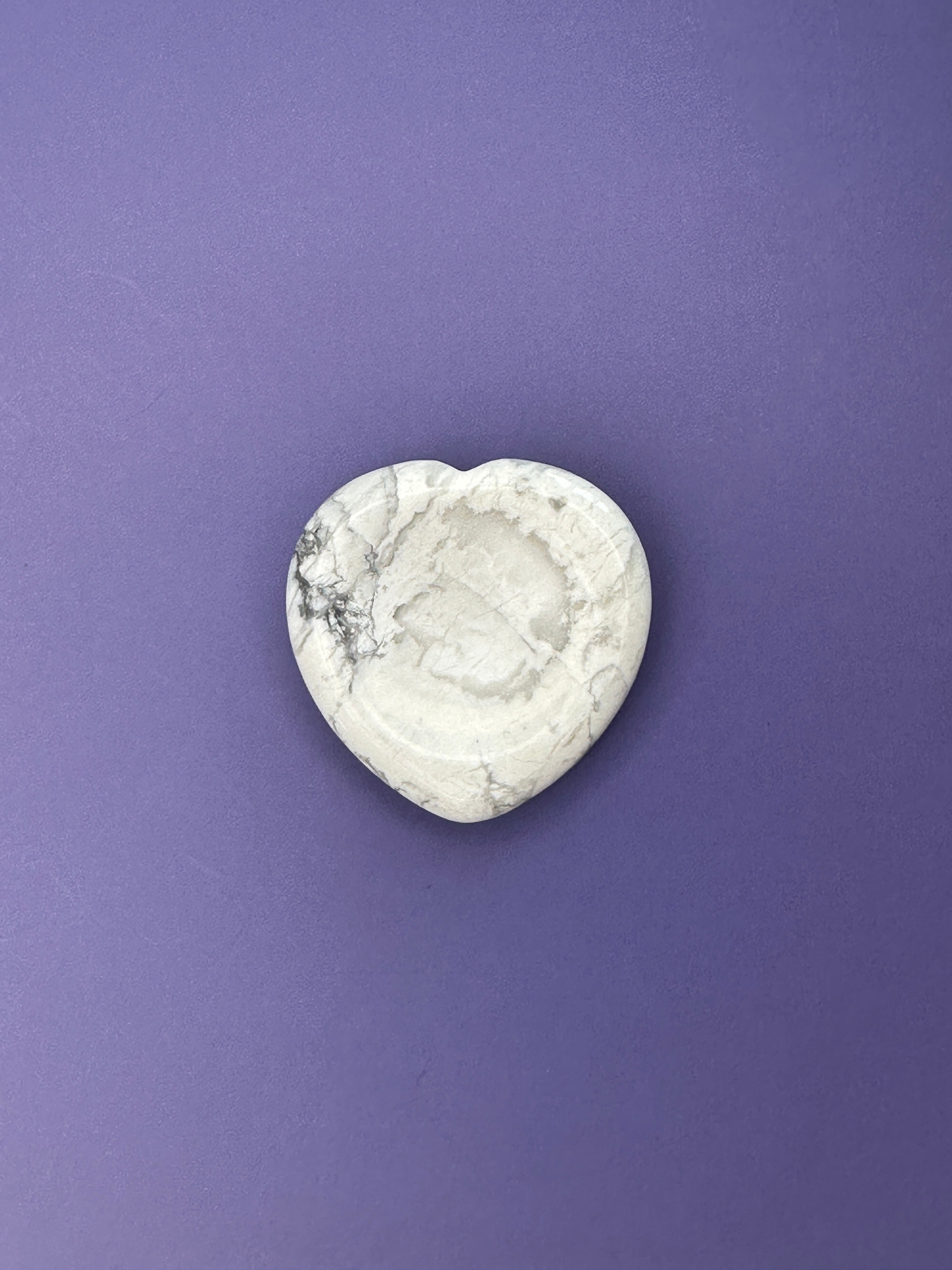 Howlite - Heart thumbstone