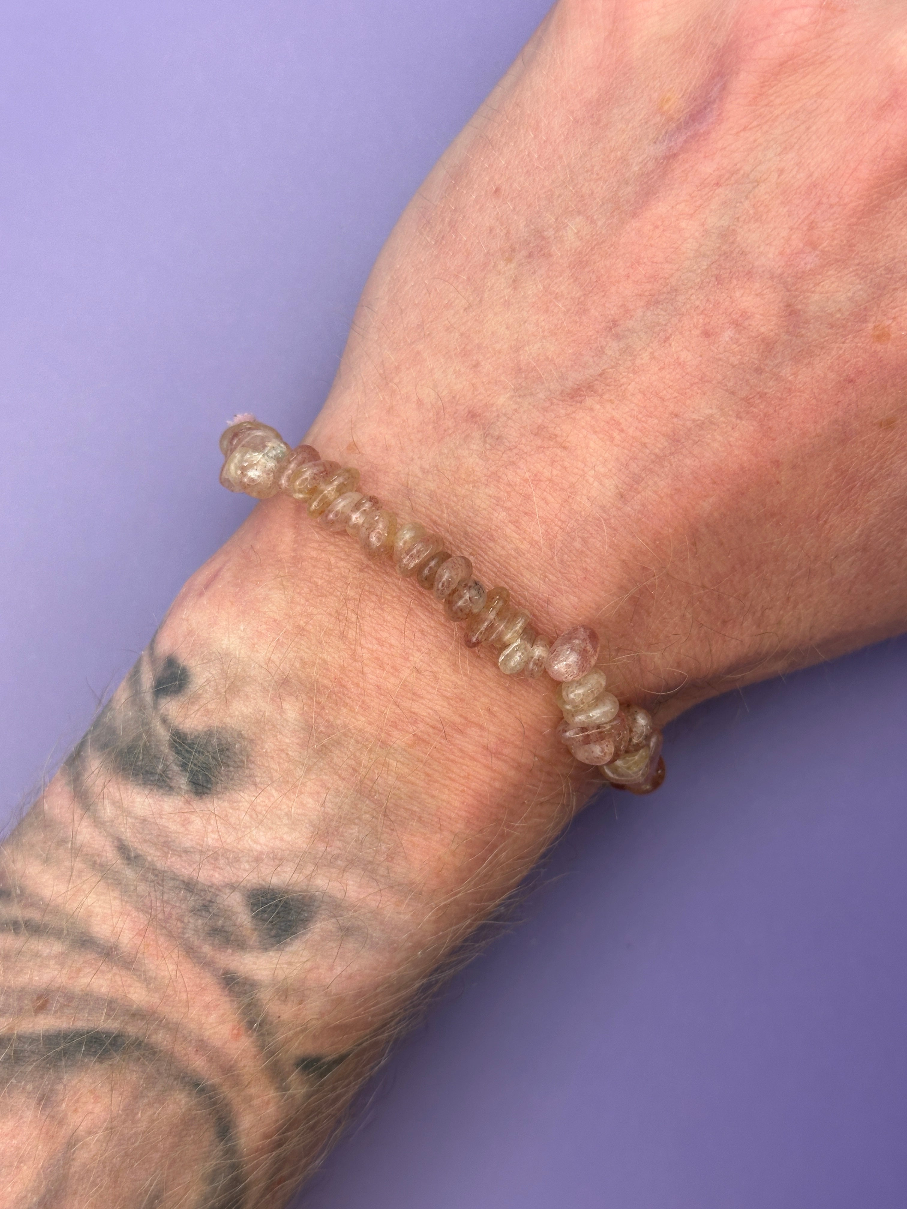 Strawberry quartz - Crystal chip bracelet