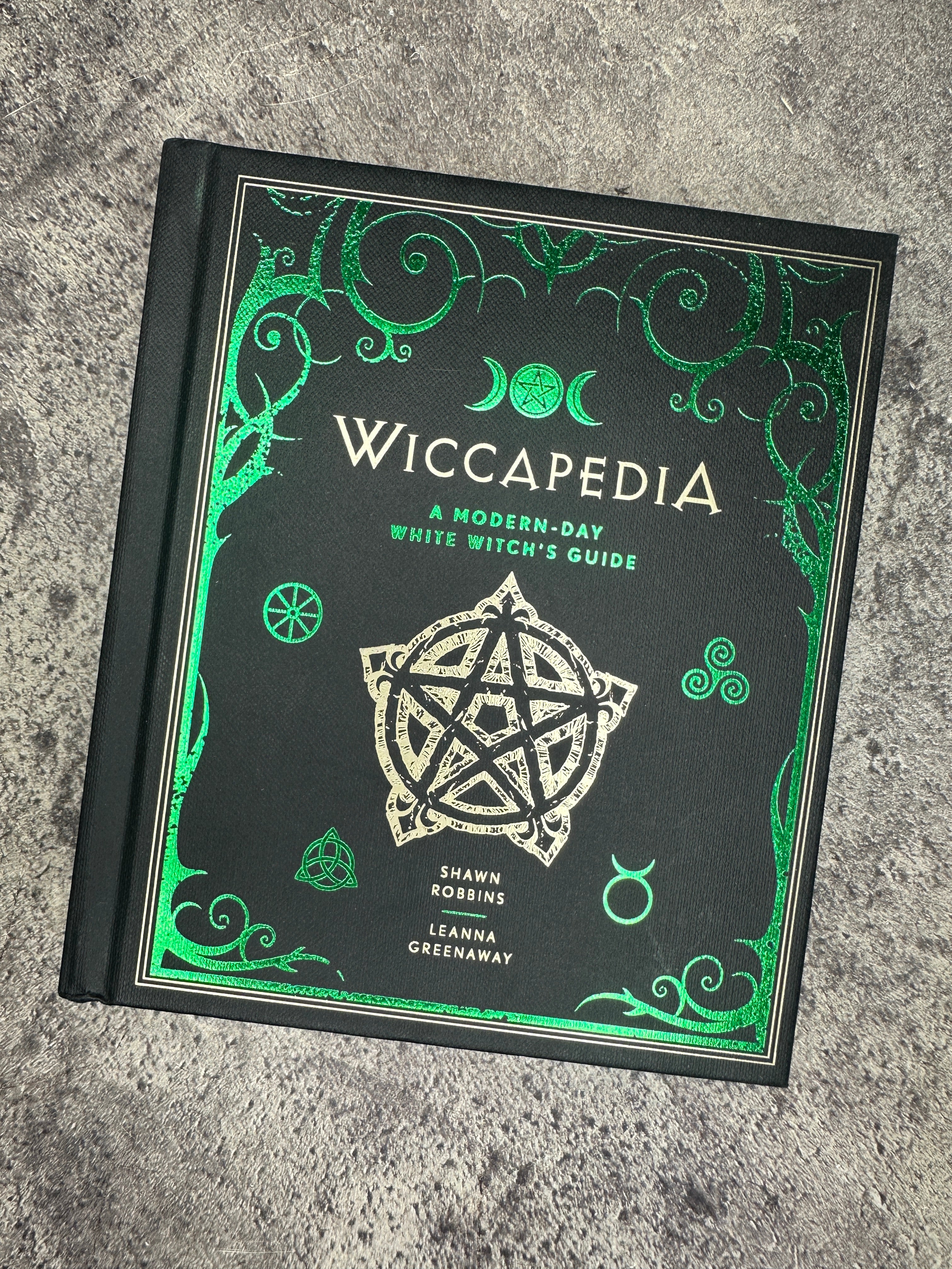 Wiccapedia: A Modern-Day White Witch's Guide - Shawn Robbins, Leanna Greenway